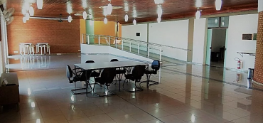 Salão de Festas com mesa para reuniões